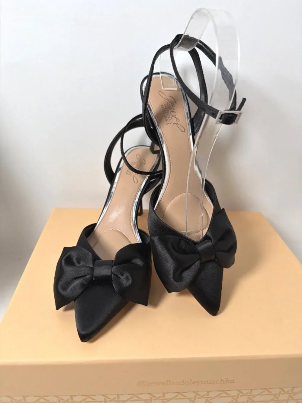 Jewel Badgley Mischka Yanna Womens Black Satin Bow Pointed Toe Heels Size 6.5
